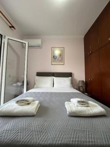 Potamós的住宿－Potamos Riviera House，一间卧室配有一张大床和两条毛巾