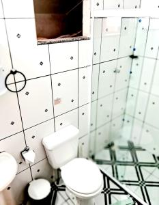 een badkamer met een toilet en 2 wastafels bij Pousada Caminho do Mar in Paraty