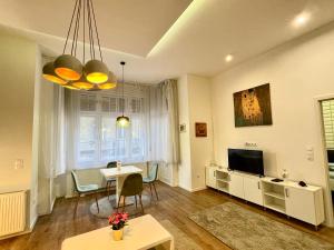 ブダペストにあるDaisy Apartments in the inner cityのリビングルーム(テレビ付)、ダイニングルーム