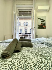 ブダペストにあるDaisy Apartments in the inner cityのベッド1台(タオル付)が備わります。