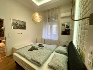 ブダペストにあるDaisy Apartments in the inner cityのリビングルーム(ベッド2台、ソファ付)