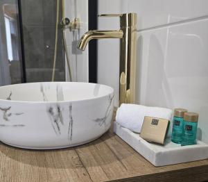 弗利辛恩的住宿－Tip Top Studio Vlissingen，浴室配有盥洗盆和浴缸。