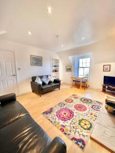 uma sala de estar com um sofá e um tapete em The Crows Nest em Eyemouth