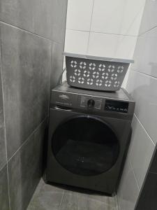 a microwave with a tray on top of it at Tip Top Studio Vlissingen in Vlissingen