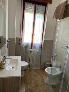 CASA SAM - Luminoso e accogliente trilocale في Pioltello: حمام مع مرحاض ومغسلة ودش