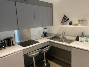 Una cocina o zona de cocina en Immaculate 3-Bed Apartment Homes in London
