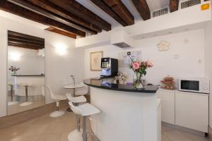 una cocina con una barra con flores. en Santa Margherita Guest House en Venecia