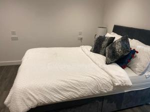 Cama o camas de una habitación en Immaculate 3-Bed Apartment Homes in London