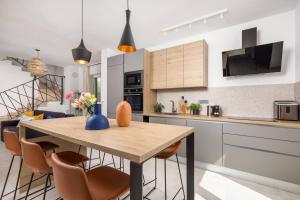 a kitchen and dining room with a wooden table and chairs at Villa Lente in Muntrilj