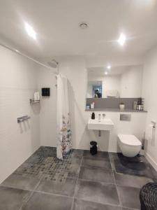 a white bathroom with a toilet and a sink at Immaculate 3-Bed Apartment Homes in London in London