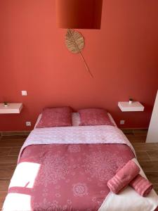 czerwona sypialnia z łóżkiem z czerwonymi ścianami w obiekcie Gîte la Chotinière w mieście Mareuil-sur-Cher