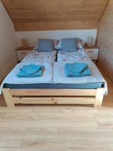Uma cama ou camas num quarto em Biały Domek
