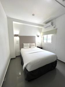 Hotel HSR tesisinde bir odada yatak veya yataklar