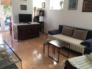 TV a/nebo společenská místnost v ubytování Apartments Lilly