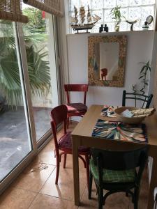 una sala da pranzo con tavolo, sedie e specchio di Apartments Lilly a Ðenovići