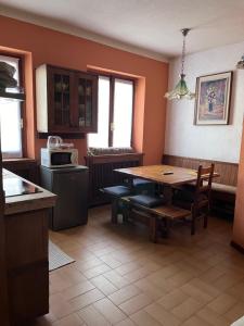 een keuken met een houten tafel en een eetkamer bij A due passi dal lago in Canzo