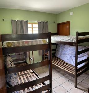 2 beliches num quarto com uma cama em Chácara Nativa em Vargem