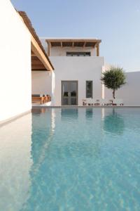 Bazén v ubytovaní Alio Naxos Luxury Suites alebo v jeho blízkosti