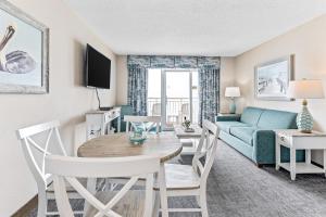 een woonkamer met een bank en een tafel bij Bay Watch Resort in Myrtle Beach