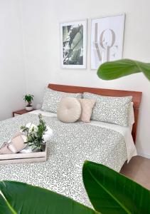 um quarto com uma cama com um edredão preto e branco em Villa Ettore em Giuliano Teatino