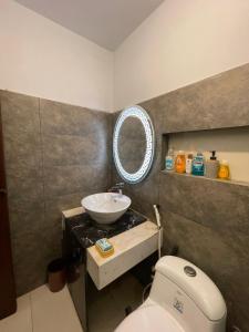 Kupatilo u objektu Travellers Home 2BR Portion Gulshan Iqbal blk 7