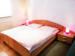 Un pat sau paturi într-o cameră la Apartments Ana Kranjska Gora