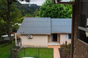 una casa con techo azul y puerta en Pousada Recanto Vó Eni, en Gramado