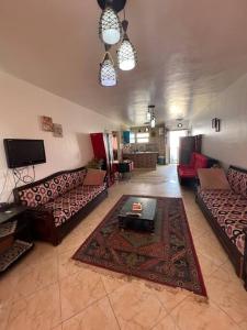 una gran sala de estar con sofás y una alfombra en Golden beach 2 Ras sedr Cozy chalet, en Ras Sedr