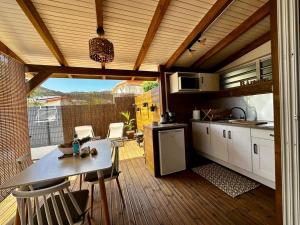 Kuchyň nebo kuchyňský kout v ubytování Bungalow L'hibiscus