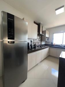 un grande frigorifero in acciaio inossidabile in cucina di Exclusiva Cobertura Duplex a Patos de Minas