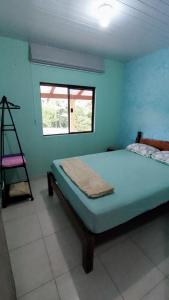 Un dormitorio con una cama con una escalera. en Fazendinha Mildau en Joinville