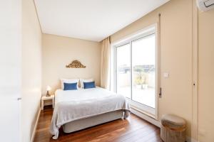 - une chambre avec un lit et une grande fenêtre dans l'établissement Peaceful Zen Retreat, à Porto