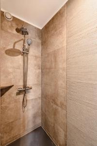La salle de bains est pourvue d'une douche avec un pommeau de douche. dans l'établissement Peaceful Zen Retreat, à Porto
