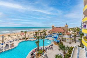 een luchtfoto van een resort met zwembad en strand bij Oceanfront Bliss 3BR Direct Ocean Front Retreat on the 4th Floor at The WyndhamOcean Walk Resort in Daytona Beach