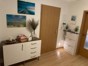 a room with a white dresser and a door at Bambus, Jungle, Dachterrasse & bequem bis Zentrum in Radebeul