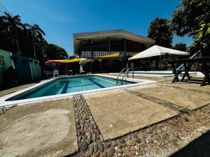 uma piscina em frente a um edifício em LA CASONA SV em La Libertad