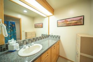 ein Bad mit einem Waschbecken und einem Spiegel in der Unterkunft Slopeside 2773a in Keystone