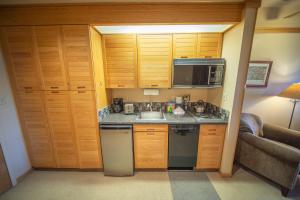 eine kleine Küche mit einer Spüle und einer Mikrowelle in der Unterkunft Slopeside 2773a in Keystone