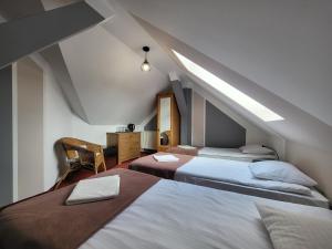 Posteľ alebo postele v izbe v ubytovaní Apartamenty Amadeus