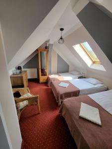 Posteľ alebo postele v izbe v ubytovaní Apartamenty Amadeus