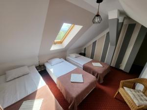 Posteľ alebo postele v izbe v ubytovaní Apartamenty Amadeus