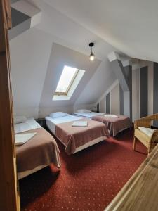 Posteľ alebo postele v izbe v ubytovaní Apartamenty Amadeus