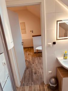 SalzwegにあるFELIX LIVING 9, modern & cozy, 3 Zimmer Wohnung, Parkplatzのバスルーム(洗面台、鏡付)