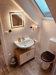 SalzwegにあるFELIX LIVING 9, modern & cozy, 3 Zimmer Wohnung, Parkplatzのバスルーム(洗面台、トイレ付)