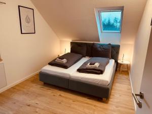 SalzwegにあるFELIX LIVING 9, modern & cozy, 3 Zimmer Wohnung, Parkplatzの小さなベッドルーム(ベッド1台付)が備わる屋根裏部屋です。