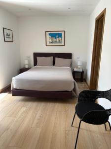 1 dormitorio con 1 cama y 1 silla en Quinta de São Martinho - Visconde do Penedo, en Caniçada