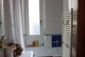 W łazience znajduje się prysznic, wanna i umywalka. w obiekcie Navigli w Mediolanie