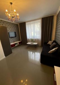uma sala de estar com um sofá e uma mesa em Turzyn Apartament: Idealne miejsce na Twój wypoczynek em Szczecin