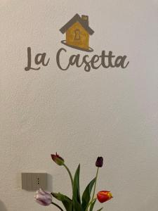 un muro con un cartello che legge la casita di La casetta a Cuneo