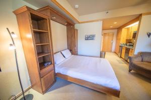 ein kleines Schlafzimmer mit einem Bett und einem Bücherregal in der Unterkunft Slopeside 2773a in Keystone